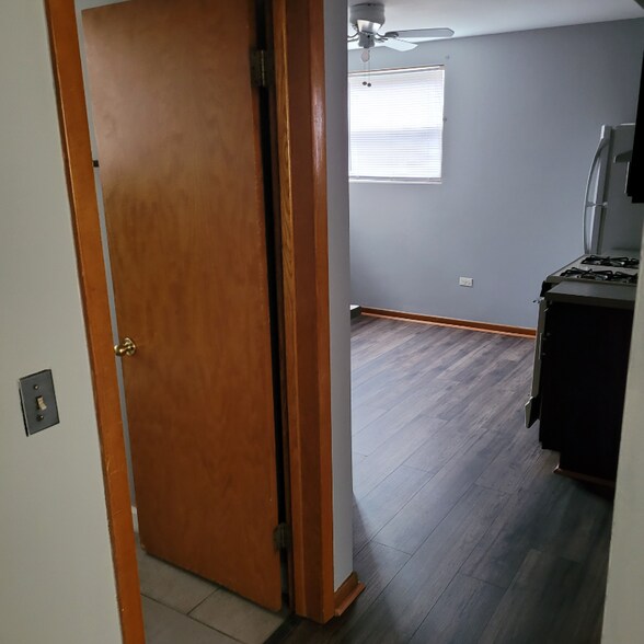 Building Photo - 6805 W Montrose Ave