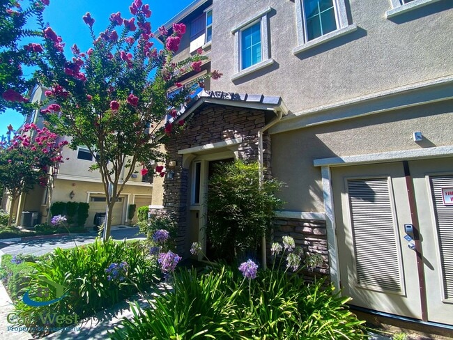 Building Photo - $3795 - 3 Bed/2.5 Bath Tri-level Townhome ...