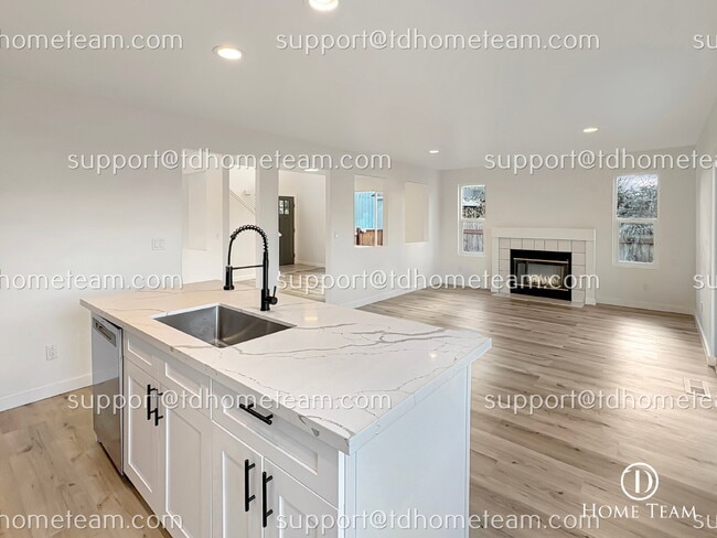 Building Photo - "Spacious 4-Bed Oasis with Scenic Views in Prime Seattle Location!"