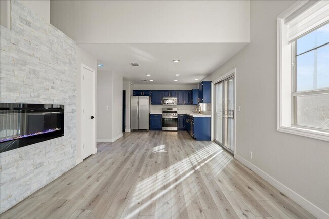 Building Photo - Contemporary 3 Bedroom With Luxurious Finishes