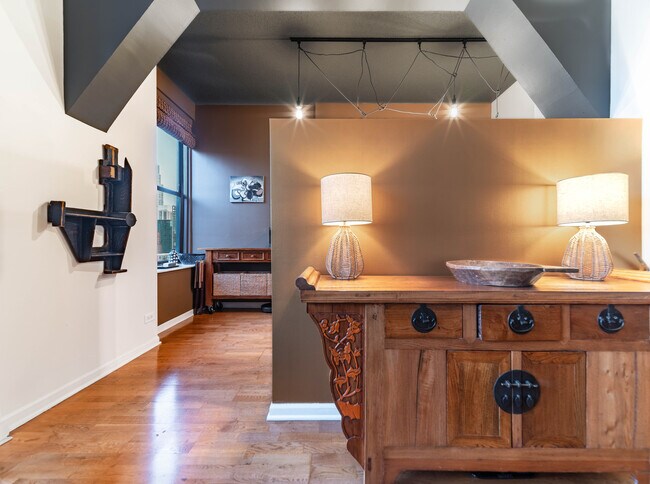 Building Photo - 600 S Dearborn St