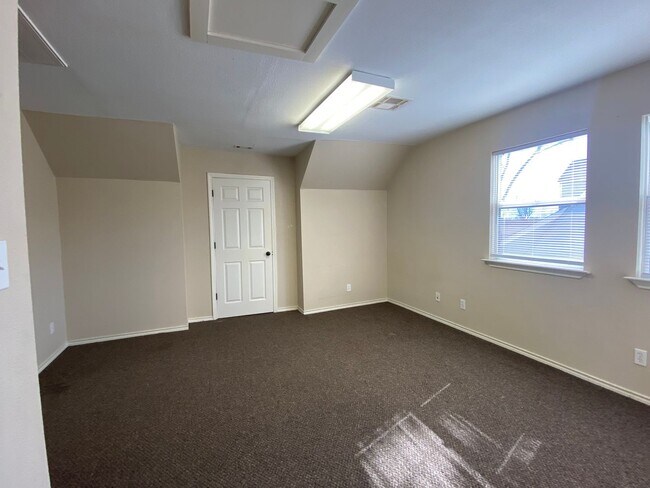 Building Photo - 3 BEDROOM, NEAR SCOTT AND WHITE