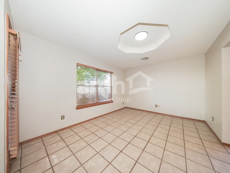 Building Photo - 17313 Valley Crst