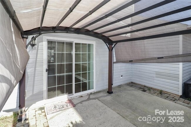 Building Photo - 9408 Meadowmont View Dr