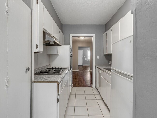 Building Photo - 2531 W Park Pl