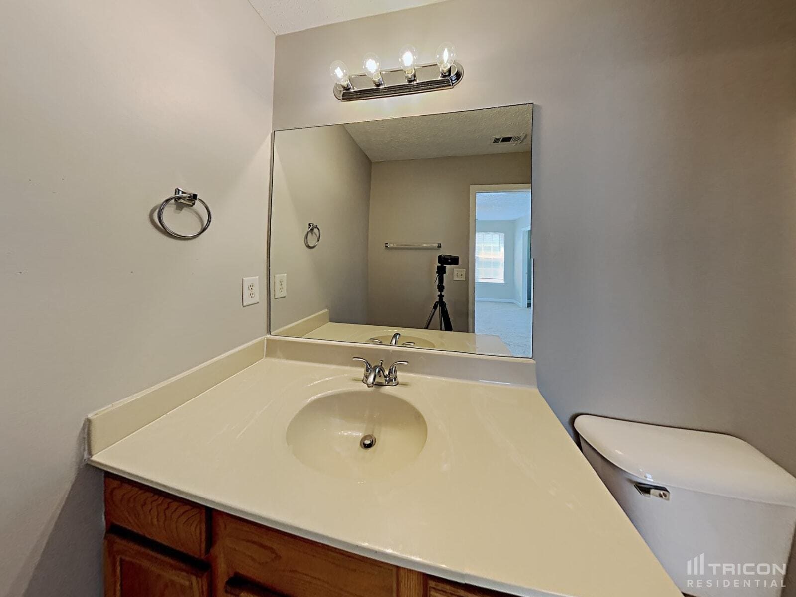 Building Photo - 220 Osmanthus Way