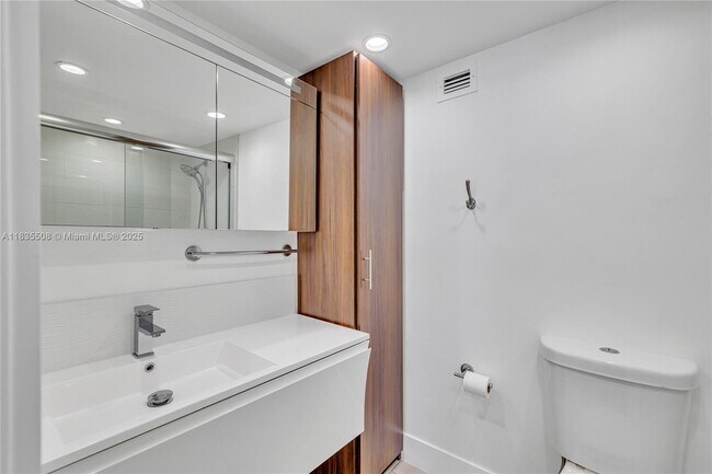 Building Photo - 2655 Collins Ave