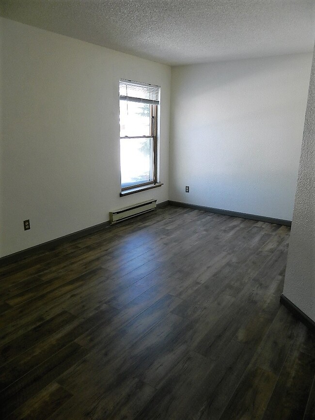 Building Photo - 559 Rainbow Vlg