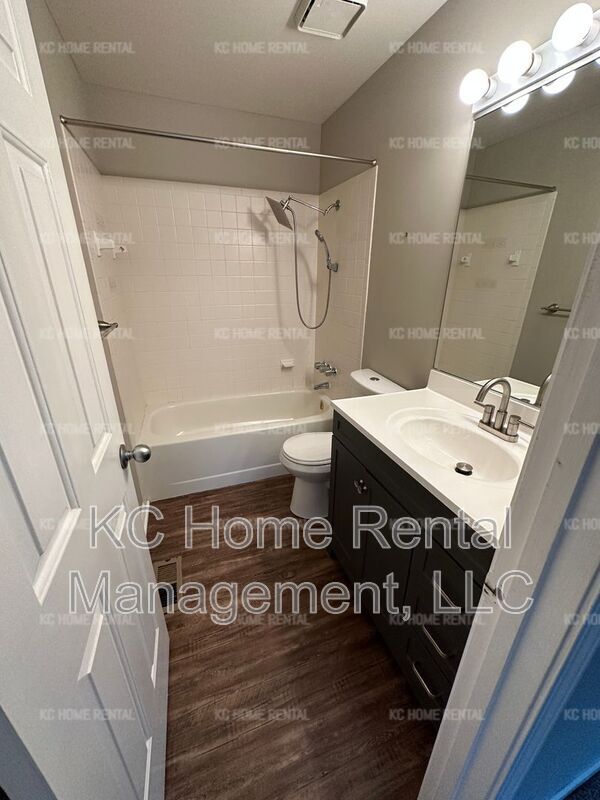 Building Photo - 439 W 10th street