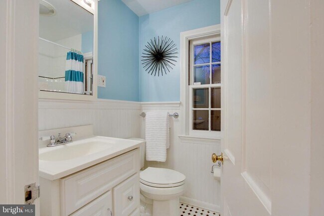 Building Photo - 2210 Boxmere Rd