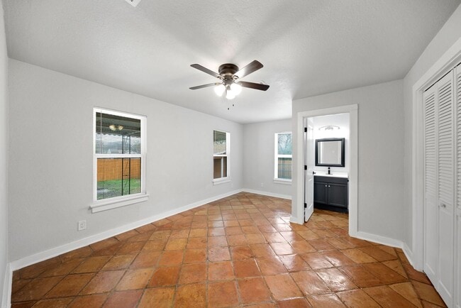 Building Photo - Charming Home Awaits: Spacious & Modern Living in a Prime Location