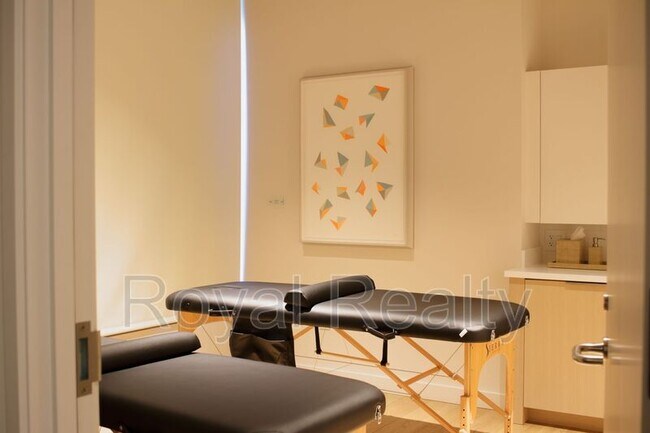 Building Photo - 1001 Queen St