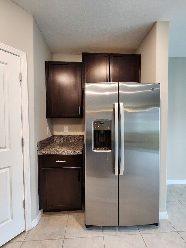 Building Photo - Gorgeous 4-Bedroom, 2.5-Bathroom Home in Riverview