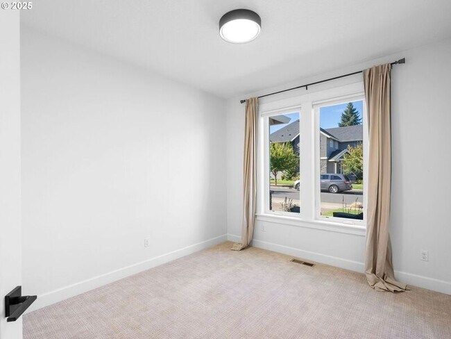 Building Photo - 9010 SW Inez St