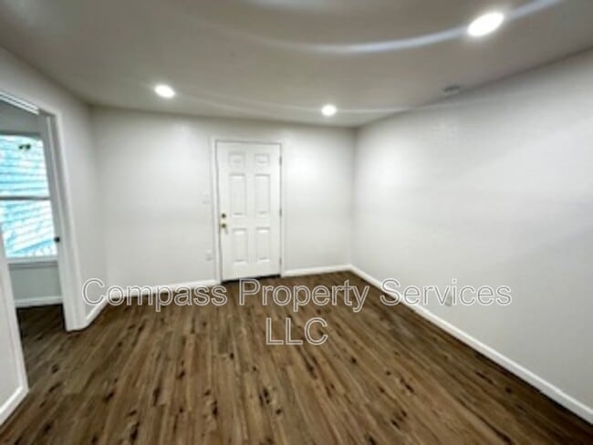 Building Photo - 300 N Oak Dr