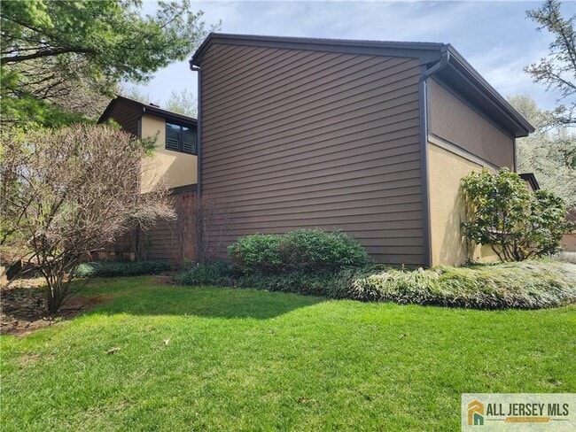 Building Photo - 254 Sayre Dr