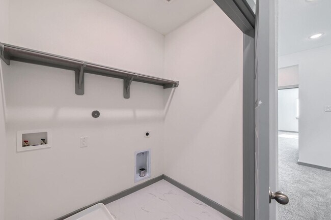 Building Photo - 33146 Willow Hts Ln
