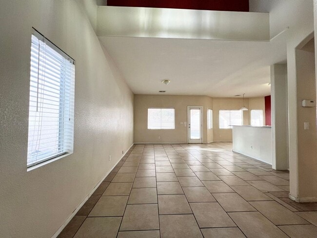 Building Photo - Beautiful 2 story single family house