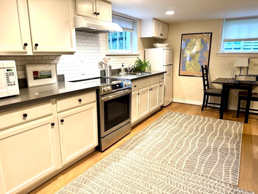 Building Photo - 5320 9th Ave NE