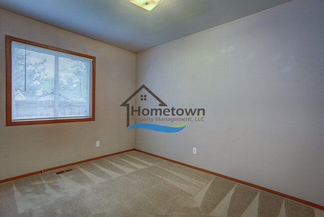 Building Photo - Very Nice 2 Bed Home with Fully Fenced Bac...