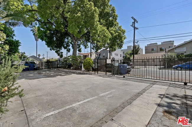 Building Photo - 3915 S Budlong Ave