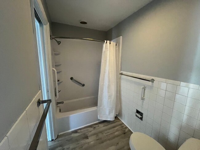 Building Photo - Beautiful 3 bedroom with river views