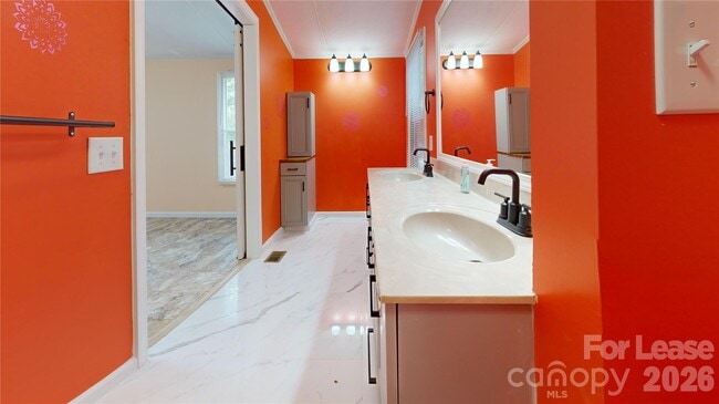 Building Photo - 4120 Glenola Dr