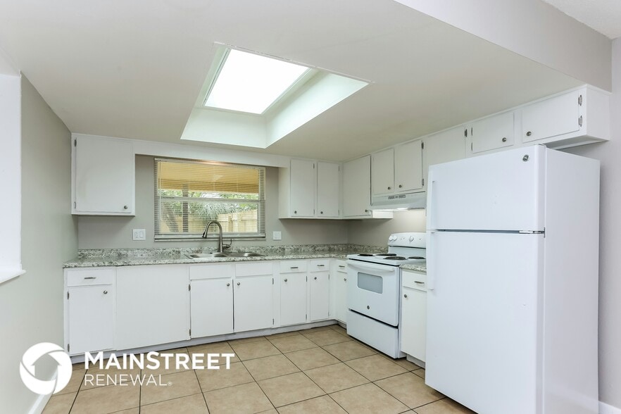 Building Photo - 2065 Loma Linda Way N