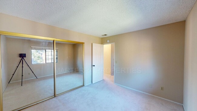 Building Photo - 3 Bed/2.5 Bath Townhome In Eastside Costa Mesa!