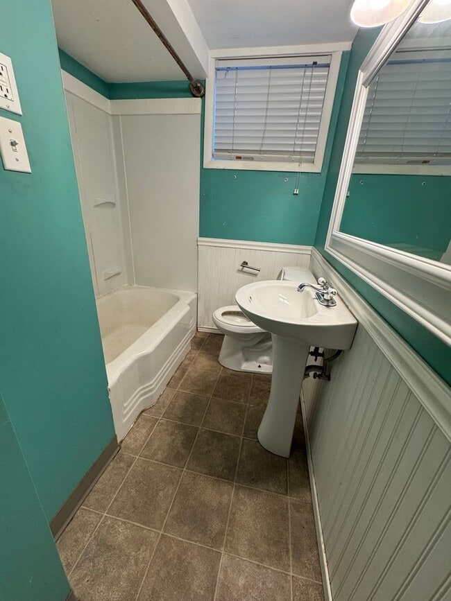 Building Photo - 1724 14th Ave S