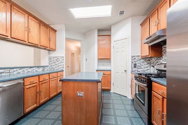 Building Photo - 1235 Blackthorn Dr