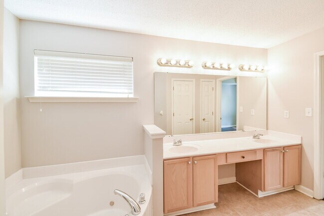 Building Photo - 10243 Hamilton View Dr