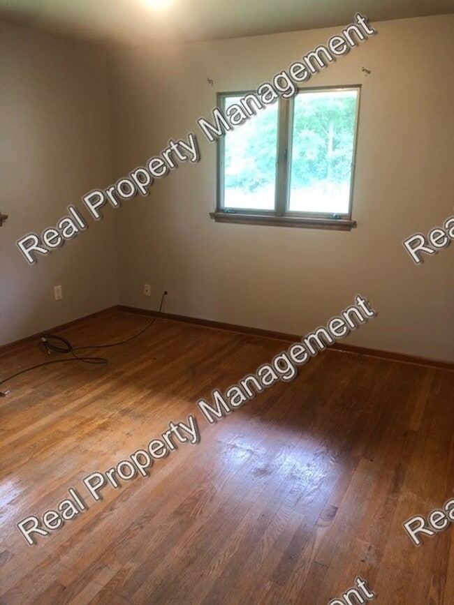 Building Photo - Two Bedroom Duplex