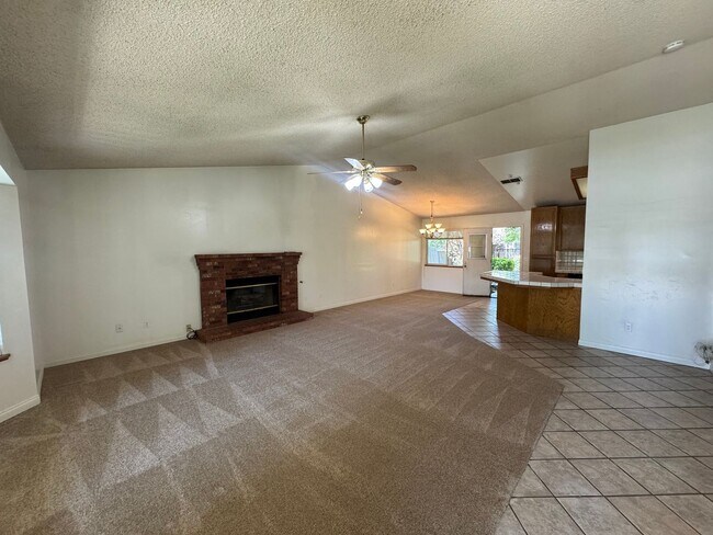 Building Photo - Charming cul-de-sac home!