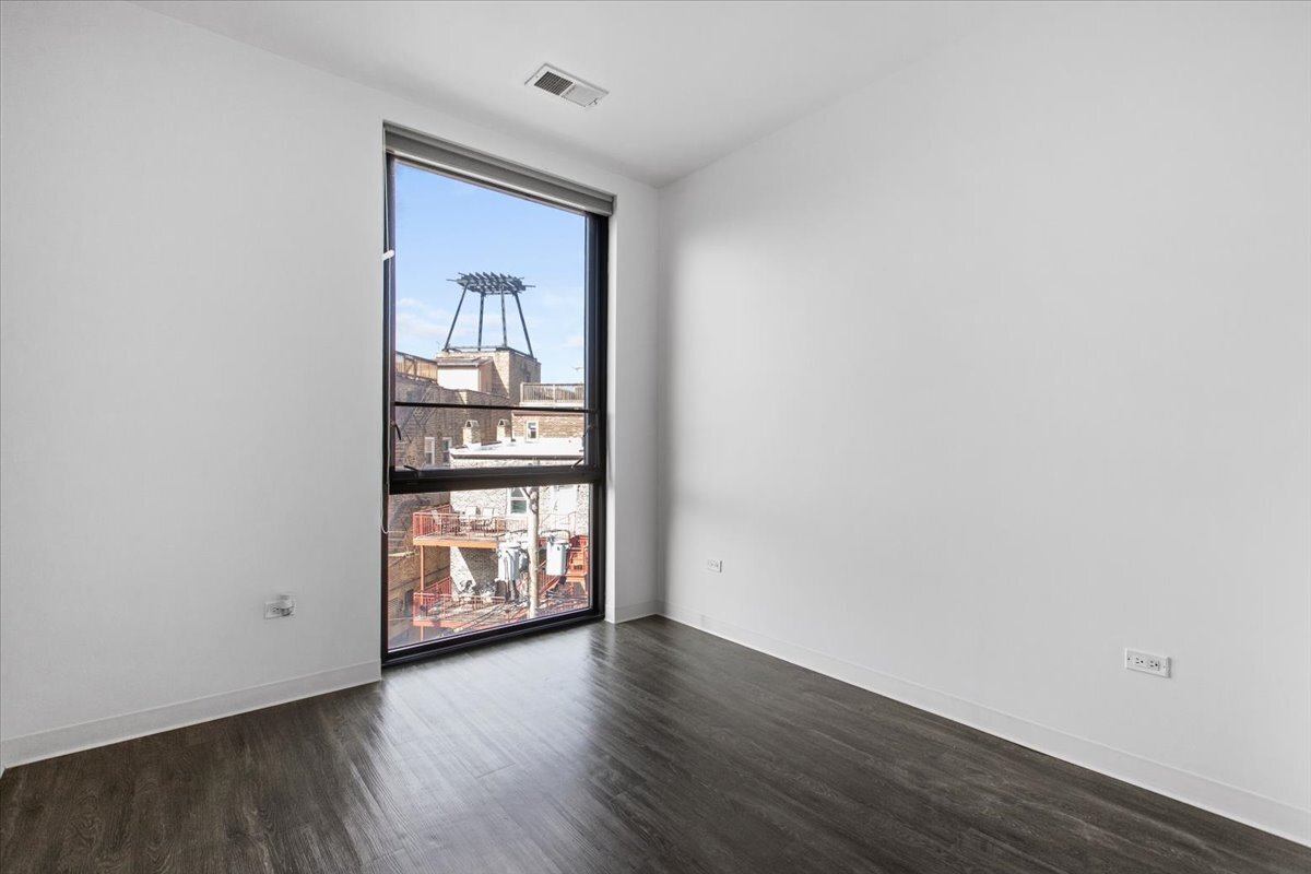 Building Photo - 827 N Milwaukee Ave