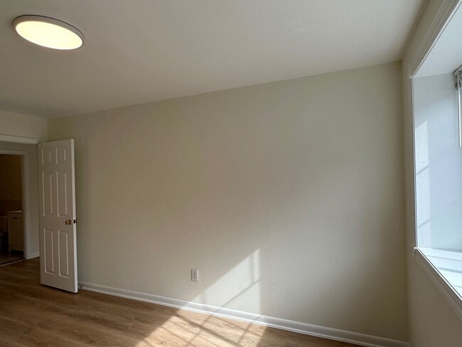 Building Photo - Large, updated 2 bedroom near the Green Li...