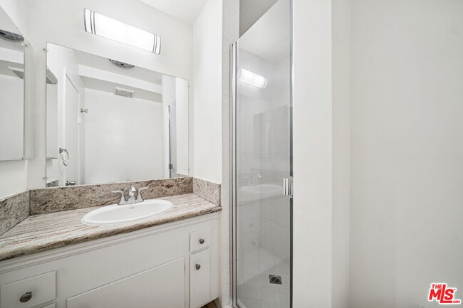 Building Photo - 7548 Hampton Ave