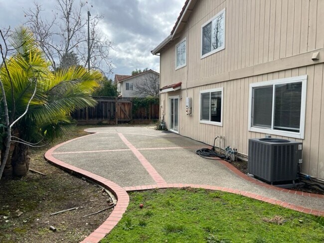 Building Photo - CAMPBELL - Executive 5 bedroom home in a desirable neighborhood