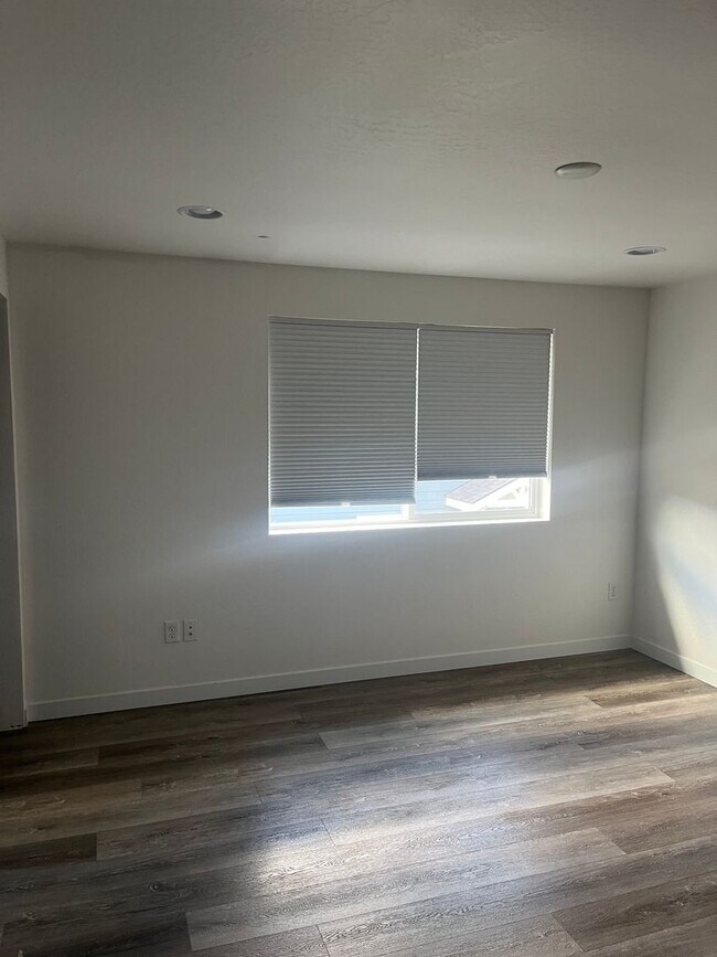 Building Photo - 2 Bedroom 1.5 Bath Townhouse
