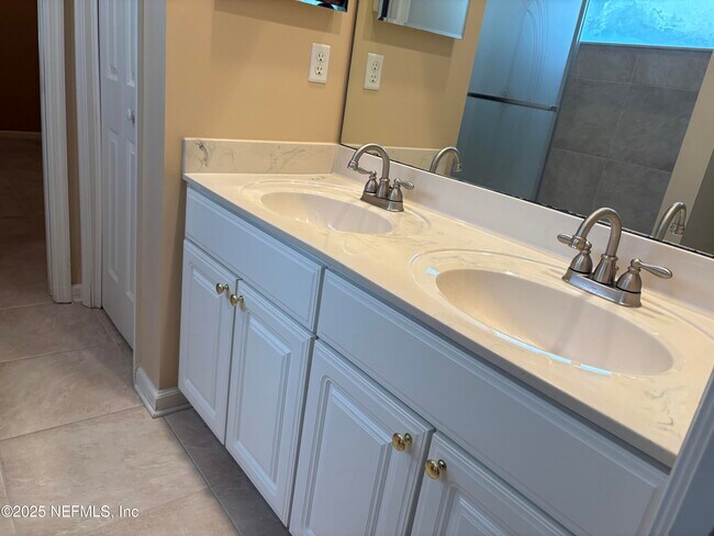 Building Photo - 585 Golden Links Dr