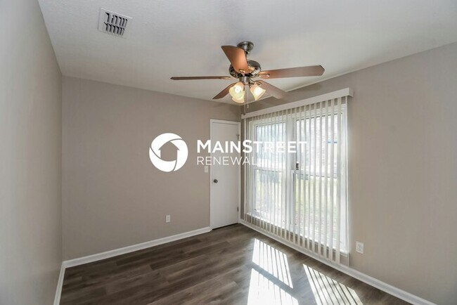 Building Photo - 3 Bedroom Pet-Friendly Home in JACKSONVILLE, FL with Main Street Renewal
