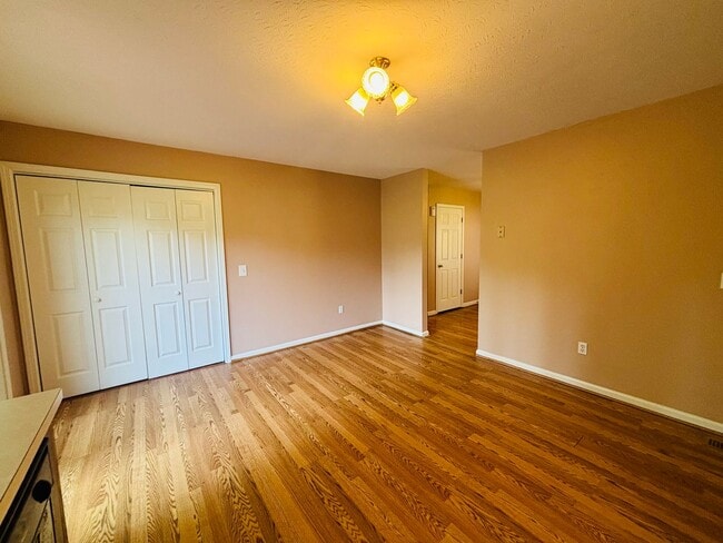 Building Photo - 1302 Sandy Cir