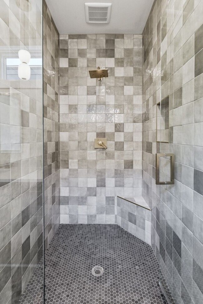 Building Photo - Stunning Salemtown Townhome!