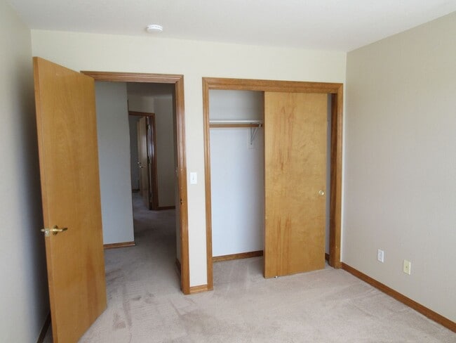Building Photo - Spacious 5 bedroom home in Hunters Glen
