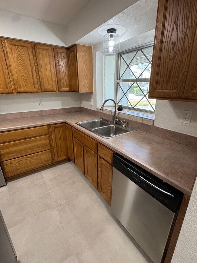 Building Photo - 3 Bedroom , 2 Bath home with office!