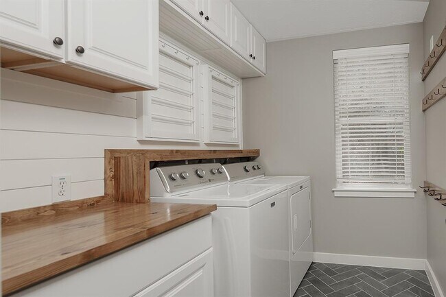 Building Photo - 23 Shellbark Pl