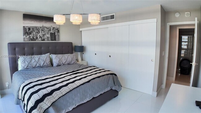 Building Photo - 2049 S Ocean Dr