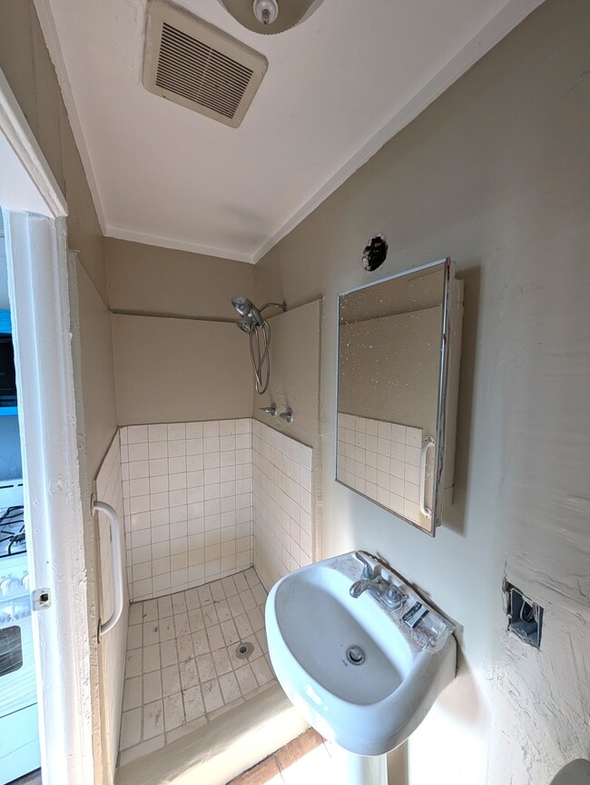 Building Photo - 1018 Lucas St