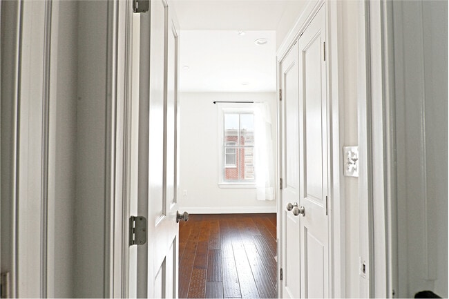 Building Photo - 10 S Curley St