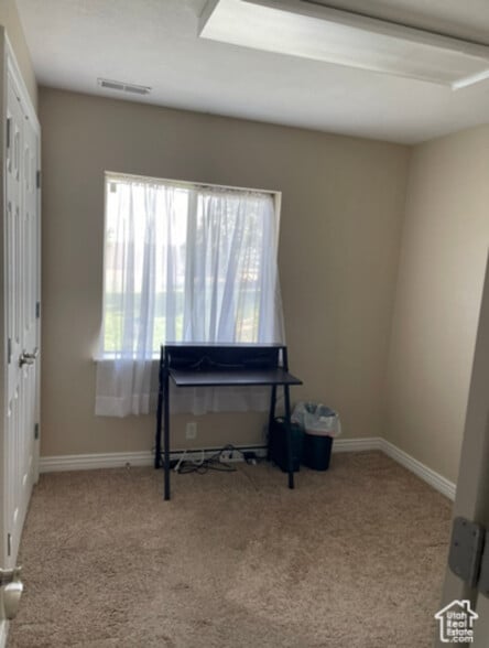 Building Photo - 143 E Box Elder Dr